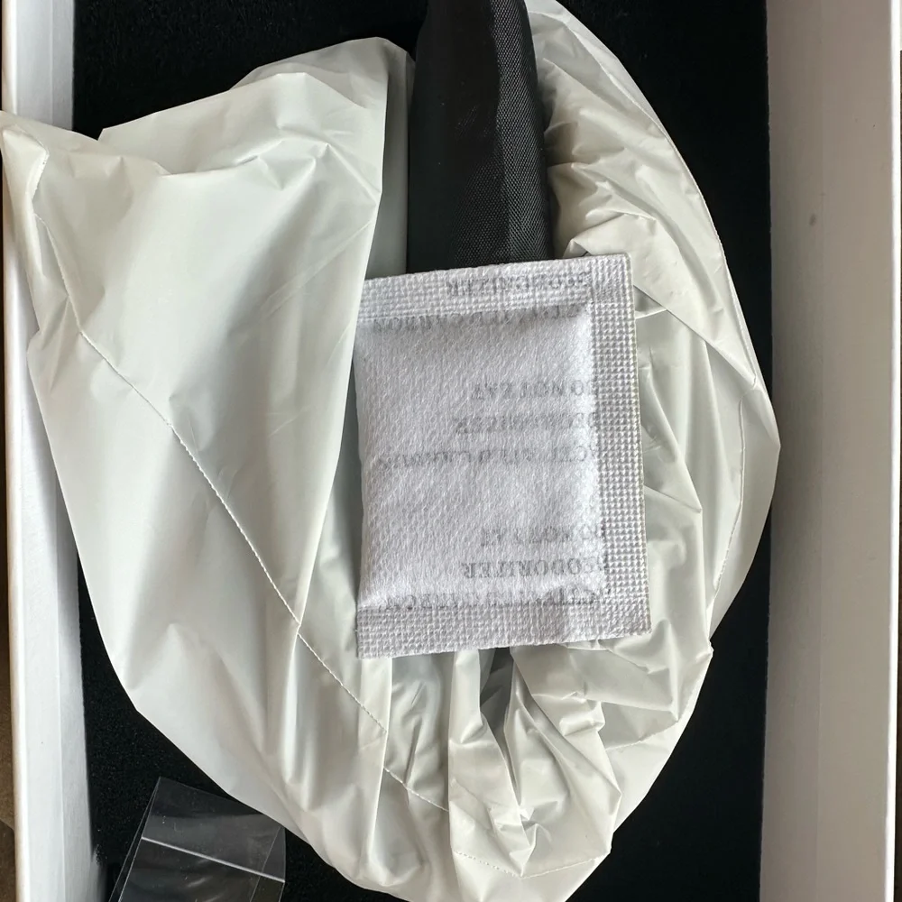 Renpho eyeris 1 Gray, white Eye Massager, new in box, Bluetooth, heating